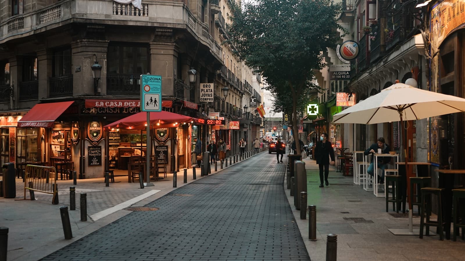 Calle peatonal del centro de Madrid con terrazas, restaurantes y gente